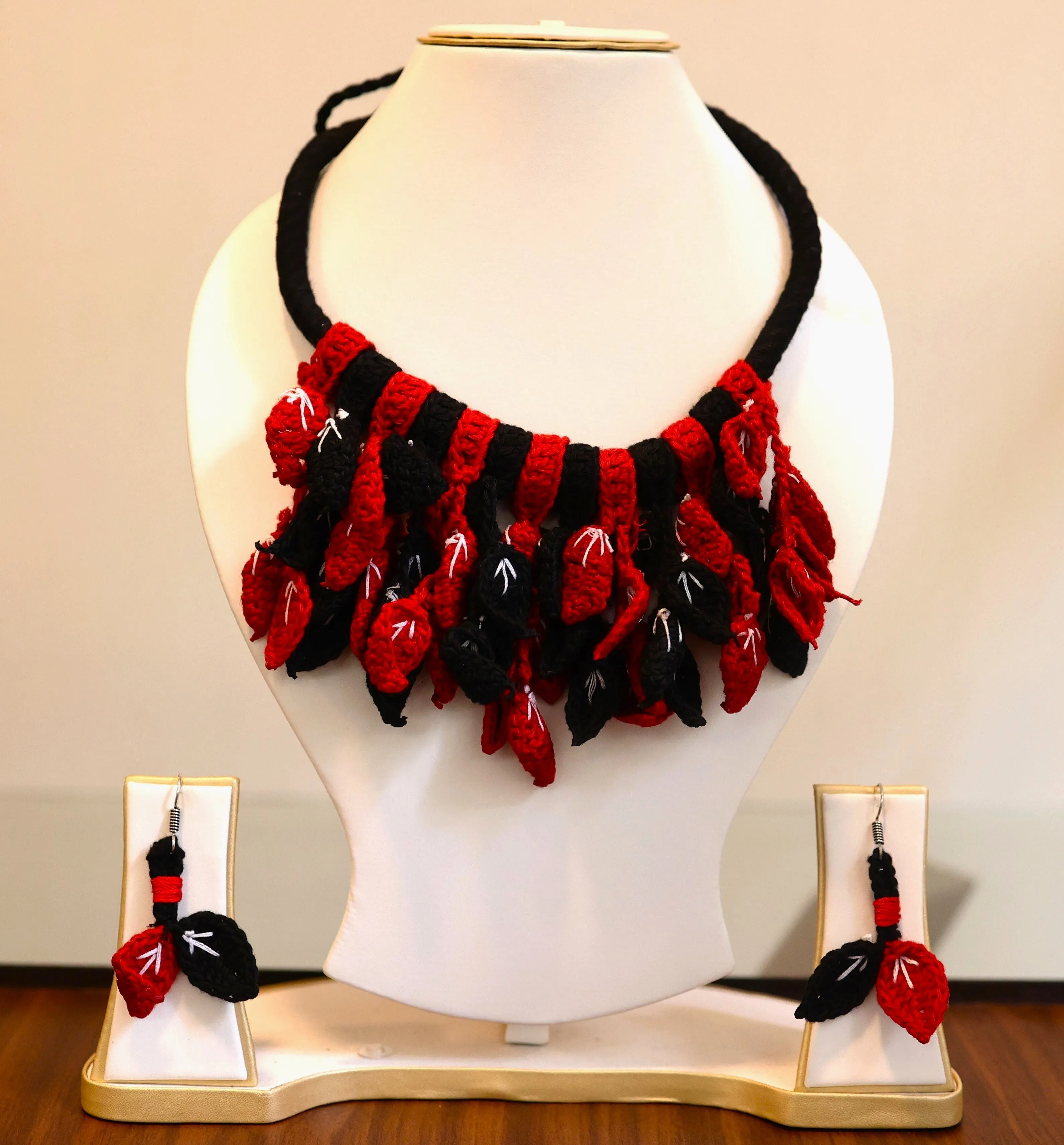 Kaarushi Crochet Necklace & Earrings Set